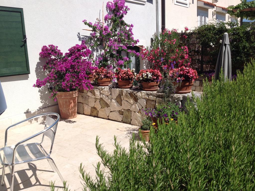 Apartments Villa Ina Brsec Bagian luar foto